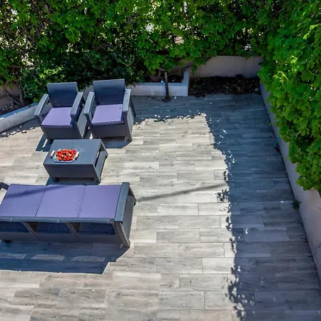 Argo First Line شقة *